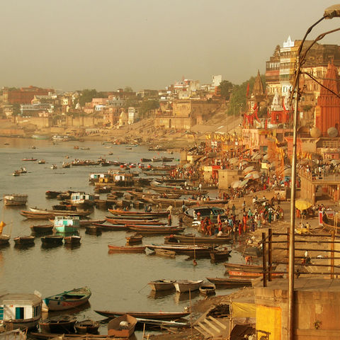 Sonnenaufgang am Ganges in Varanasi, Indien