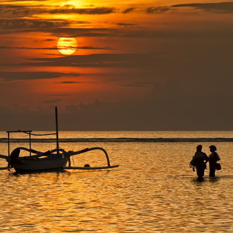 Fischerboot im Meer beim Strand von Sanur, Indonesien