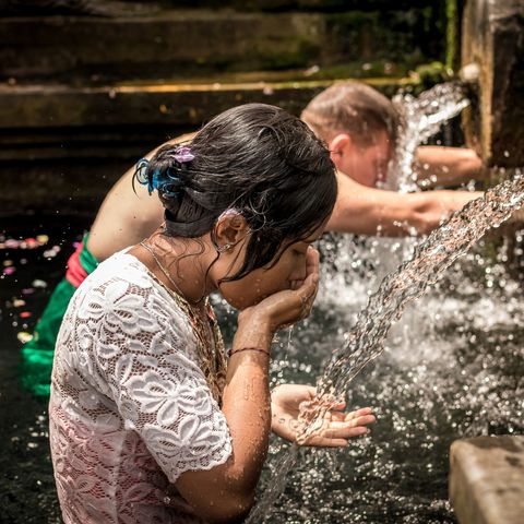 Hinduistische Zeremonie im Pura Tirta Empul-Tempel, Indonesien