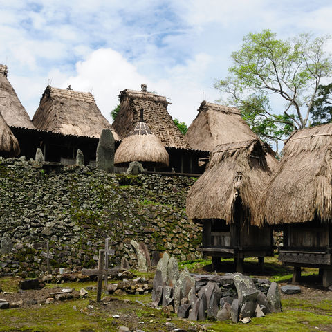 Traditionelle Hütten im Dorf Bena, Indonesien