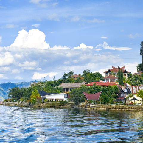 Das Dorf Tuk-Tuk auf der Insel Samosir im See Toba, Indonesien