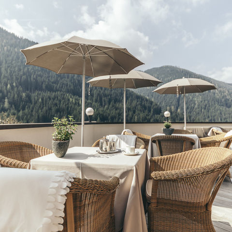 Terrasse mit Blick auf die Dolomiten @NEUE WEGE, Ayurveda