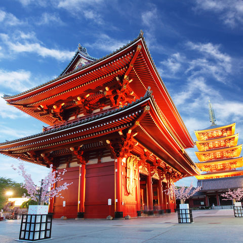 Gehört zu den schönsten Tokios: der Asakusa Tempel bei Dämmerung, Japan