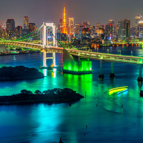 Tokio bei Nacht: Beleuchtete Skyline mit der Regenbogenbrücke über der Bucht von Tokio, Japan