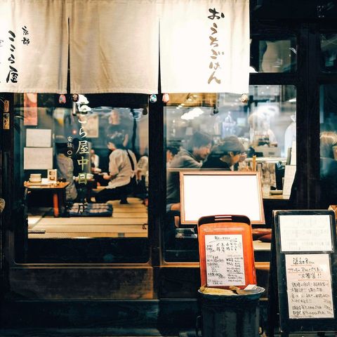 Restaurant in Tokio@danis-lou-auf-unsplash, Japan