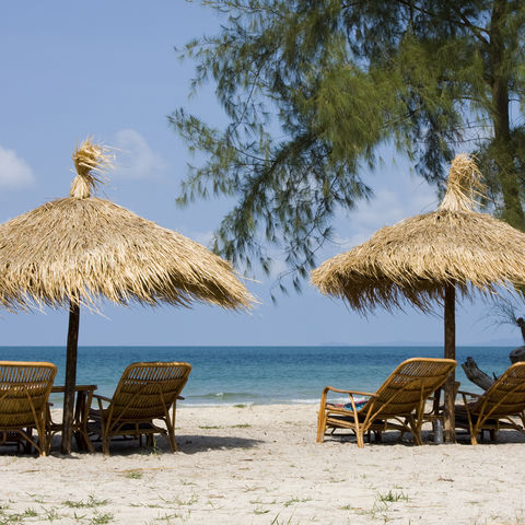 Strand mit Sonnenschirmen, Kambodscha