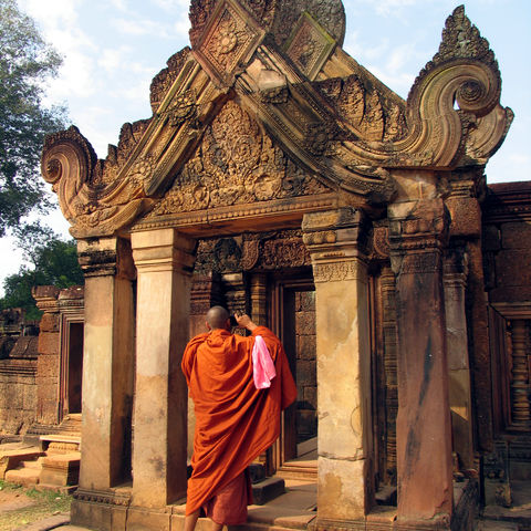 Mönch beim fotografieren des Banteay Srei Tempel, Kambodscha