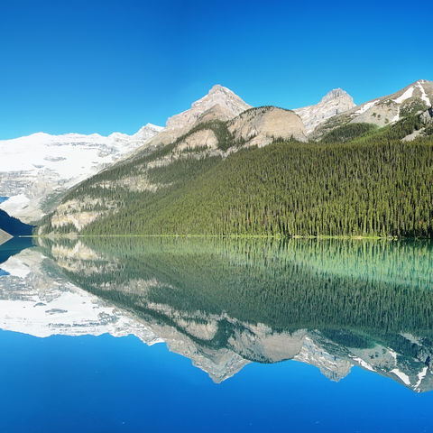 Berge spiegeln sich im Lake Louise, Kanada