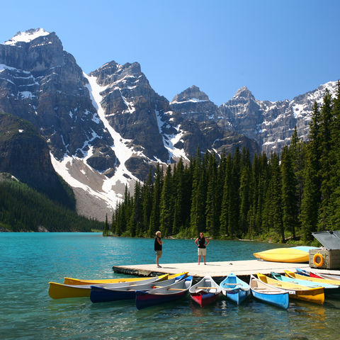 Kayaks am Steg des Moraine Lakes im Banff-Nationalpark, Kanada