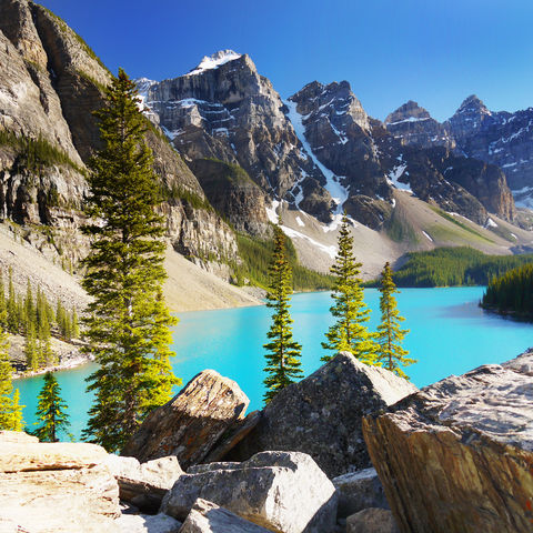 Im Valley of the Ten Peaks (Tal der zehn Gipfel) gelegen: der Moraine Lake, Rocky Mountains, Kanada