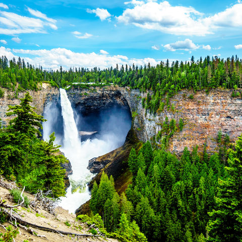 Der 141 m hohe Helmcken Fall in Wells Gray Provincial Park, British Columbia, Kanada