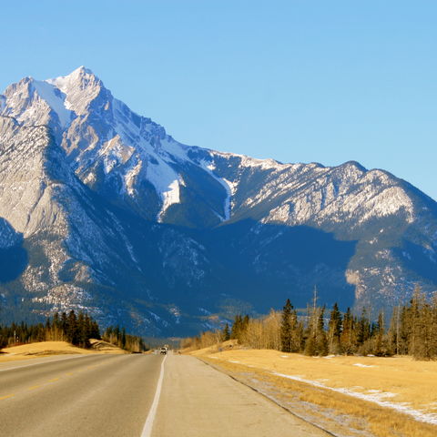 Straße durch die Berge des Jasper-Nationalparks, Kanada