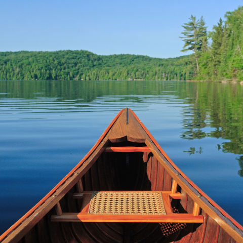 Kanufahrt durch einen stillen klaren Bergsee, Kanada