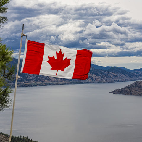 Kanadische Flagge vor Bergen, Kanada