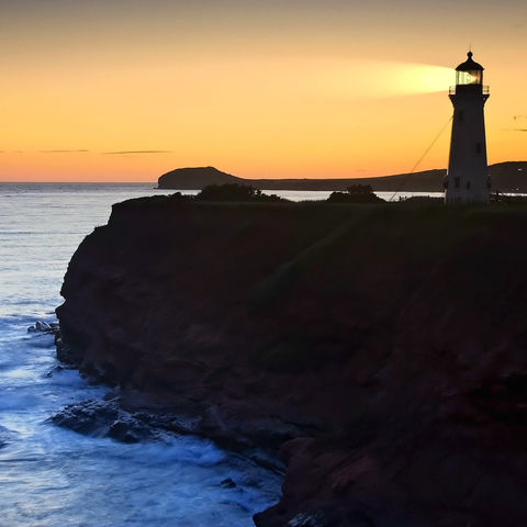 Leuchtturm auf einer Klippe bei Sonnenuntergang, Kanada