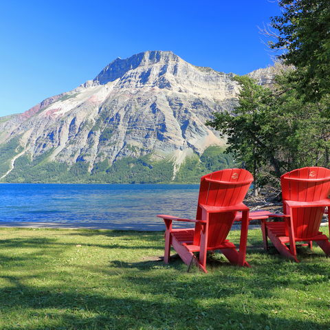 Einfach mal die Aussicht genießen: Middle Waterton Lake mit Ausblick zum Vimy Peak, Rocky Mountains, Kanada