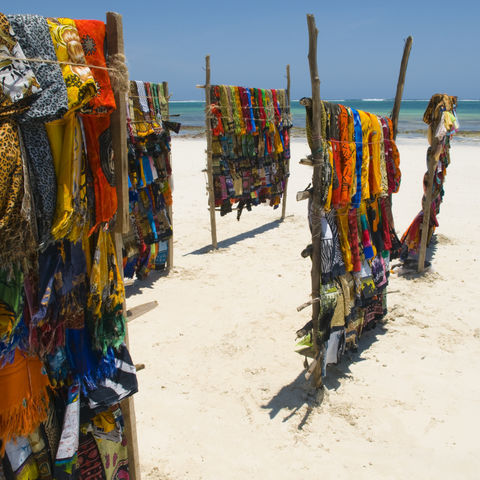 Kangas am Strand von Mombasa, Kenia