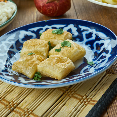 Traditionelle Küche in Zentralasien: Boortsog, frittierte Teigröllchen, Kirgistan