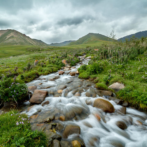 Gebirgsbach in der Tian Shan Bergwelt, Kirgistan