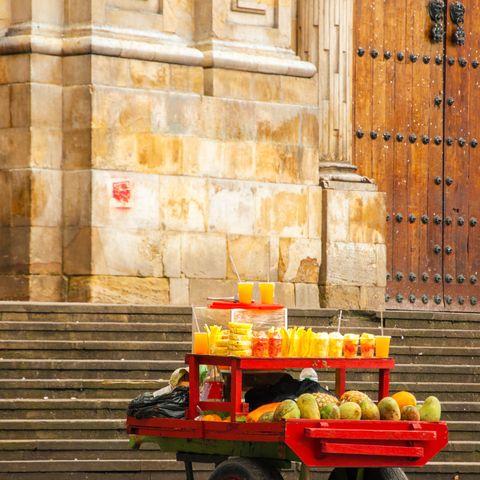 Obstverkauf auf dem Plaza de Bolivar in Bogotá, Kolumbien