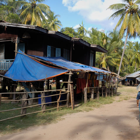 Dorf auf einer Insel im Mekong, Laos