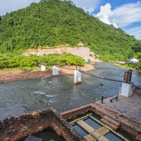 Blick auf den Pool mit Quellwasser und die private Sandbank der Muang La Lodge, Laos