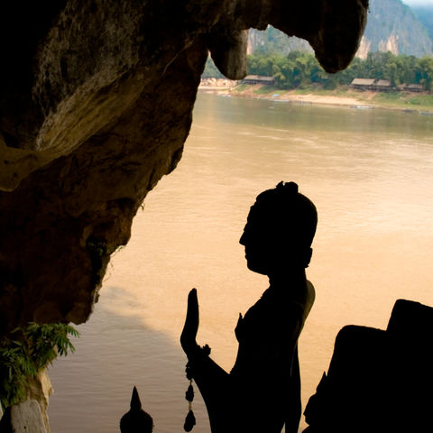 Silhouette einer Buddhastatue der Pak Ou Höhle, Laos