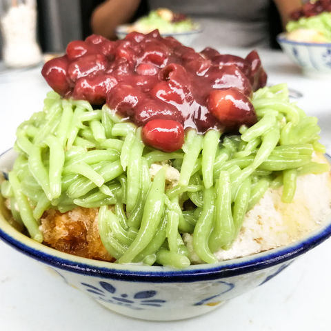 Beliebtestes Dessert Georgetowns: Cendol (Nudeln mit Bohnen, Kokosmilch, Rohrzucker und geraspeltem Eis), Malaysia