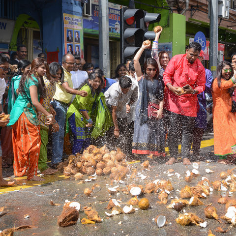 Je mehr Kokosnüsse kaputt gehen, umso mehr Glück im nächsten Jahr: Thaipusam Fest, Georgetown, Penang, Malaysia