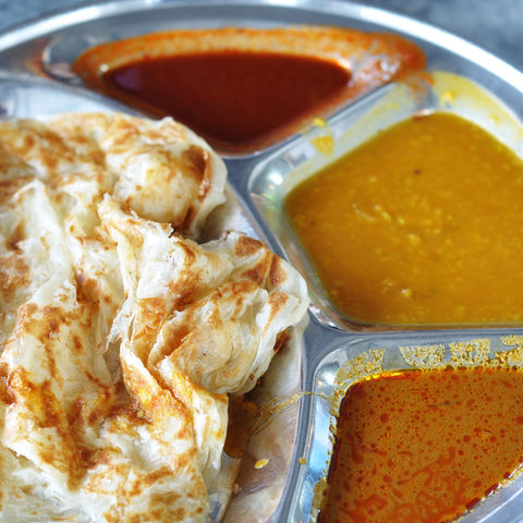 Typisch indisch-malaysisches Essen: Roti Canai-Fladenbrot mit Linsen-Dhal, Malaysia