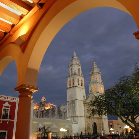 Kathedrale in Campeche in der Dämmerung, Mexiko