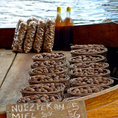 Nüsse für den Verkauf auf einem Boot in Bagan, Myanmar