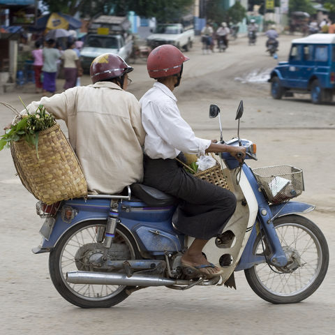 Burmesen auf einem Motorrad, Myanmar