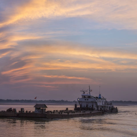 Sonnenuntergang auf dem Irrawaddy-Fluss, Myanmar