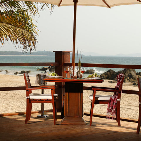 Dinner direkt am Strand im Bayview Beach Resort, Myanmar