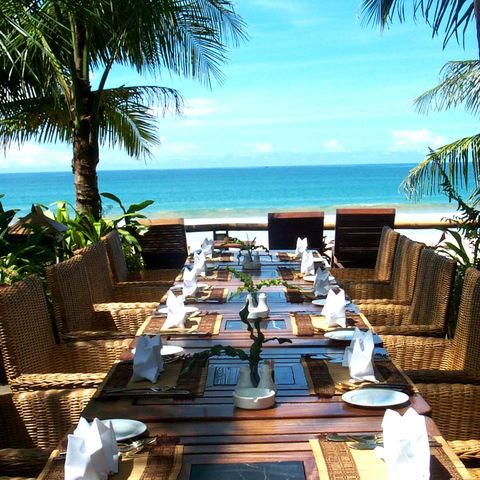 Terrasse eines Restaurants mit Meerblick im Sandoway Resort, Myanmar