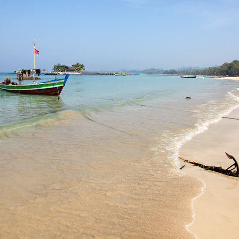 Fischerboote liegen am Strand von Ngapali, Myanmar