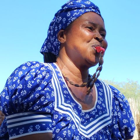 Dorfbewohnerin im Caprivi Streifen in Namibia, 