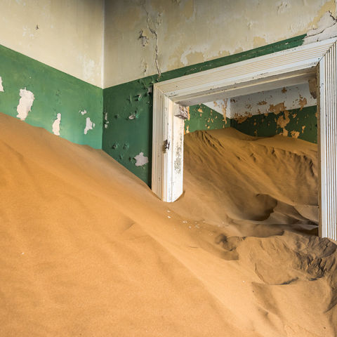 Haus voll mit Sand in der Geisterstadt Kolmanskop, Namibia