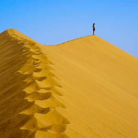 Auf einer großen Sanddüne, Namibia