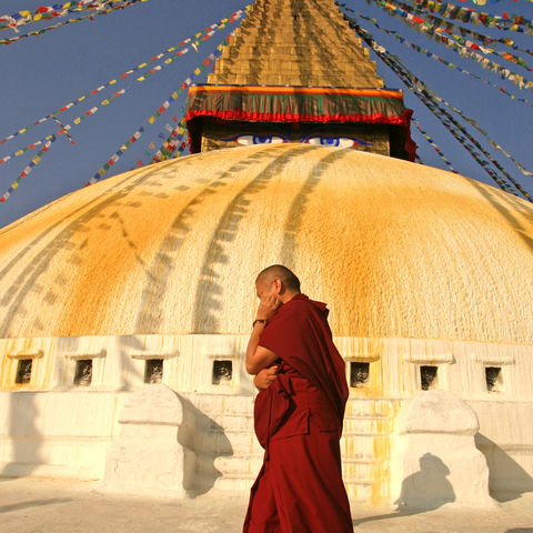 Buddhistischer Mönch vor dem Boudhanath Tempel, Nepal