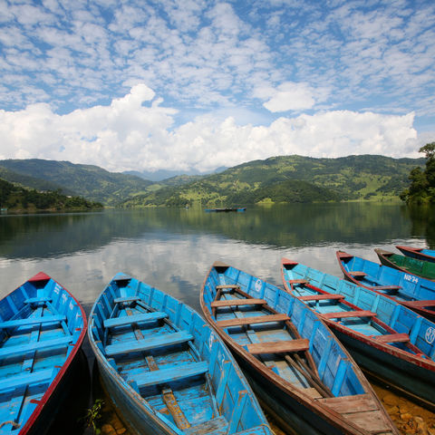 Boote auf dem Phewa See vor Pokhara, Nepal