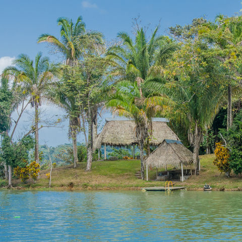 Hütten im Dschungel entlang des Panamakanals, Panama