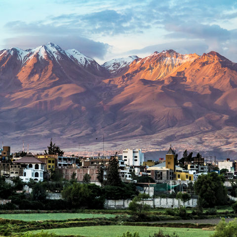 Im Hintergrund der mächtige Vulkan Chachani von Arequipa, Peru
