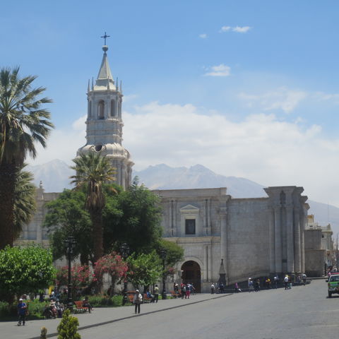 Kathedrale von Arequipa am Plaza de Armas mit Vulkan Chachani im Hintergrund, Peru