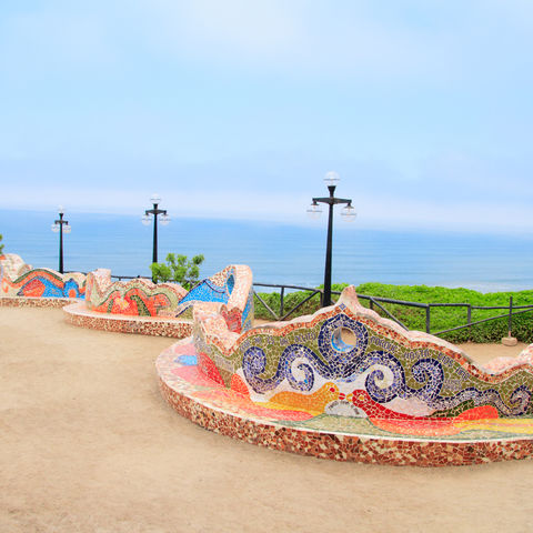 Traumhafte Aussichten auf das Meer vom El Parque del Amor in Miraflores, Lima, Peru