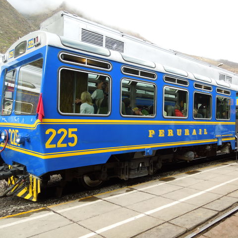 Vorsicht an der Bahnsteigkante... der Zug nach Aguas Calientes fährt ab, Peru