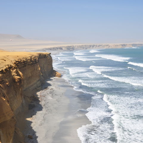 Die Steilküsten bei Paracas, Peru