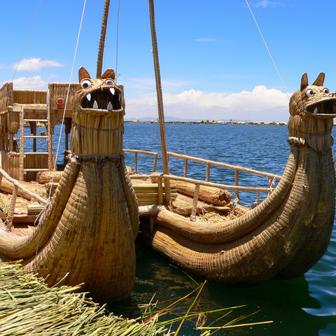 Totora-Schilfboot auf dem Titicacasee, Peru