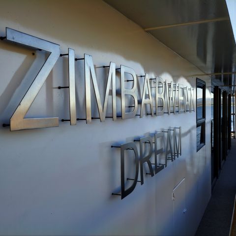 Das Kreuzfahrtschiff Zimbabwean Dream auf dem Karibasee, 